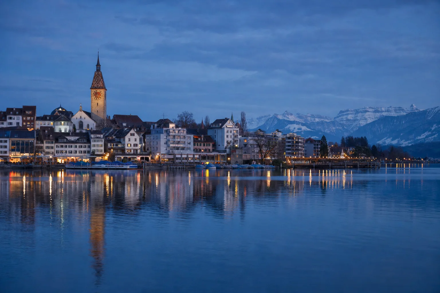 Blick auf Zug und den See bei Abendlicht